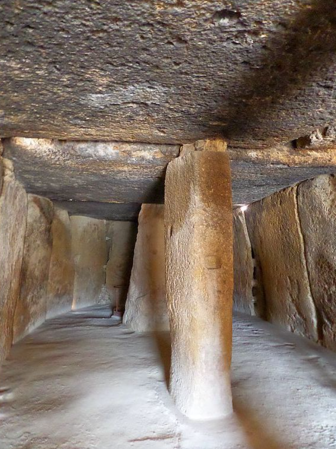 Cả mũi tên, lưỡi dao lớn và một cây giáo mác đặc biệt cũng được khai quật. Ảnh: @Đại học Cádiz.