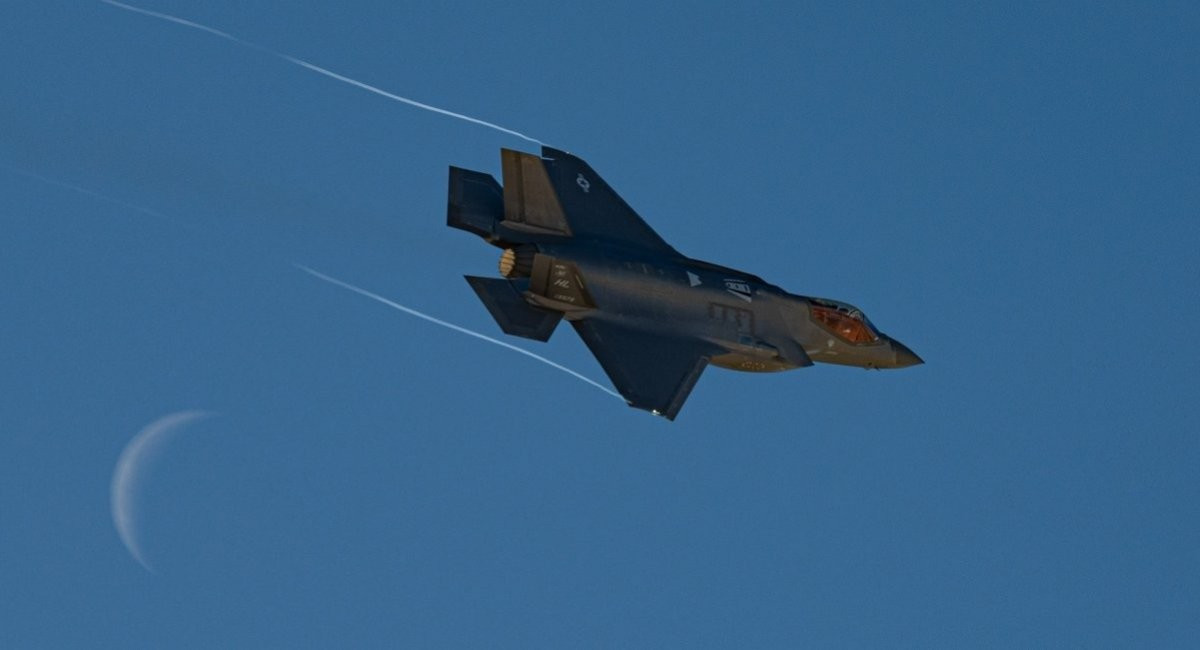 Các động tác né tránh tên lửa do phi công F-35 thực hiện minh chứng cho cả kỹ năng của con người và sức mạnh công nghệ. Khi phát hiện tên lửa đất đối không, phi công thường sử dụng kết hợp các vòng quay cơ động G cao, thay đổi độ cao nhanh chóng, thực hiện các động tác xoắn ốc để phá quỹ đạo đuổi theo của tên lửa. Ảnh: @Defense Express.