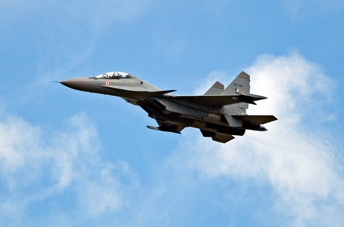 Su-30MKI được coi là máy bay chiến đấu có năng lực nhất ở Ấn Độ và theo một số nguồn tin trên thế giới, nó được Ấn Độ mua vào năm 2002, với các tính năng như radar mảng pha và động cơ vectơ lực đẩy ba chiều, kết hợp với tầm bay rất xa và kích thước cực lớn của bộ cảm biến mà nó có thể chứa, điều này giúp Su-30MKI vượt trội hơn so với các máy bay đối thủ. Ảnh: @ Meta-Defense.fr.