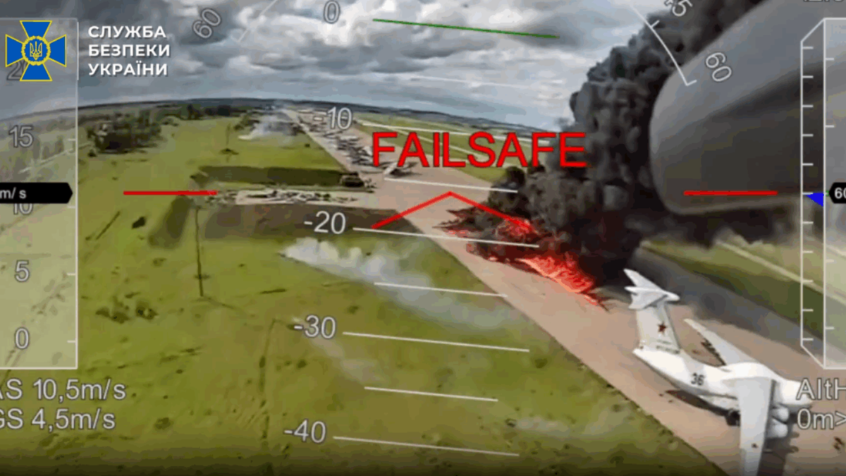 Các video lan truyền trên mạng xã hội cho thấy nhiều máy bay đang bốc cháy, một số được xác định là máy bay ném bom chiến lược, chìm trong biển lửa tại các căn cứ như Olenya ở Murmansk và Belaya ở Irkutsk. Ảnh: @ Bulletin of the Atomic Scientists.