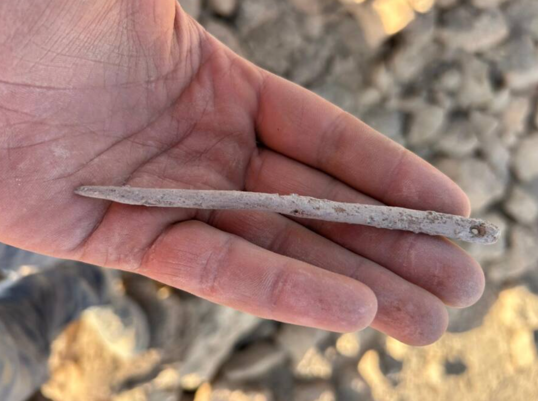 Các hiện vật được tìm thấy tại tàn tích kim tự tháp này bao gồm tiền xu, vũ khí và đồ nội thất, cho thấy công trình này có niên đại từ thời kỳ Hy Lạp Hóa (năm 323 Trước Công Nguyên đến năm 30 Trước Công Nguyên), khi nền văn hóa Hy Lạp cổ đại lan rộng nhanh chóng khắp thế giới Địa Trung Hải. Ảnh: @Cơ Quan Cổ Vật Israel.