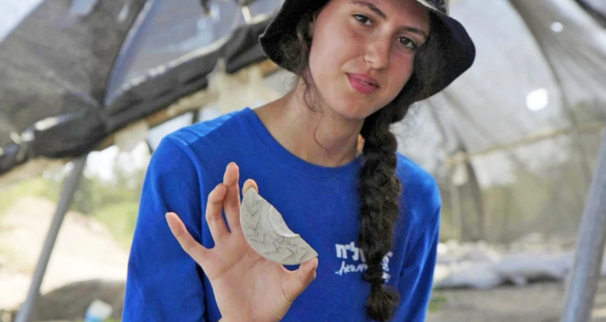 Không chỉ vậy, cùng tại địa điểm Usha này, những chiếc gương thần ma thuật tương tự đã được tìm thấy tại các địa điểm chôn cất, nó được đặt trong các ngôi mộ nghi dùng để bảo vệ người đã khuất trong hành trình sang thế giới bên kia. Ảnh: @Cơ quan Cổ vật Israel.