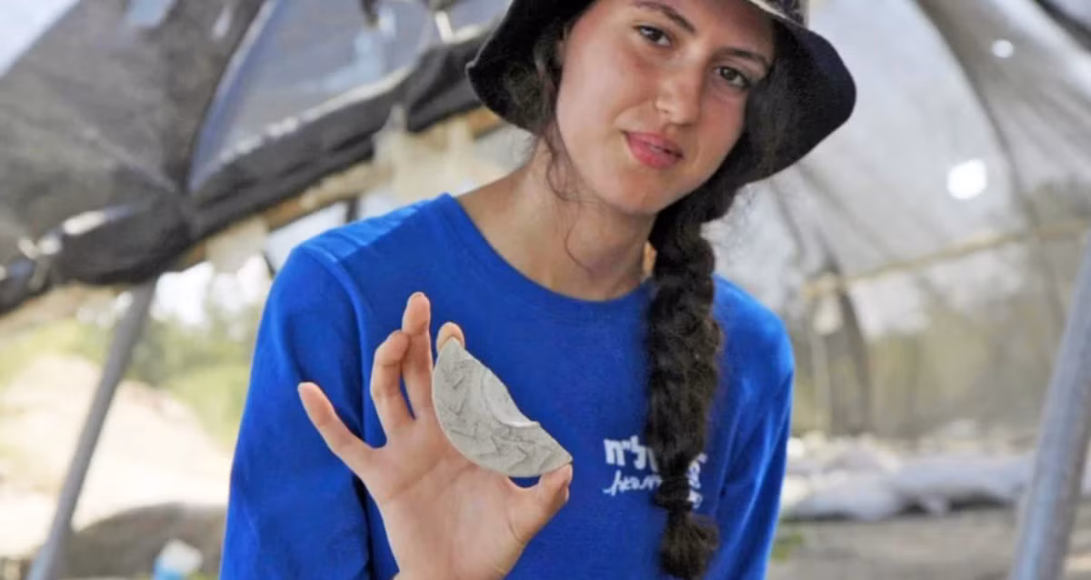 Không chỉ vậy, cùng tại địa điểm Usha này, những chiếc gương thần ma thuật tương tự đã được tìm thấy tại các địa điểm chôn cất, nó được đặt trong các ngôi mộ nghi dùng để bảo vệ người đã khuất trong hành trình sang thế giới bên kia. Ảnh: @Cơ quan Cổ vật Israel.