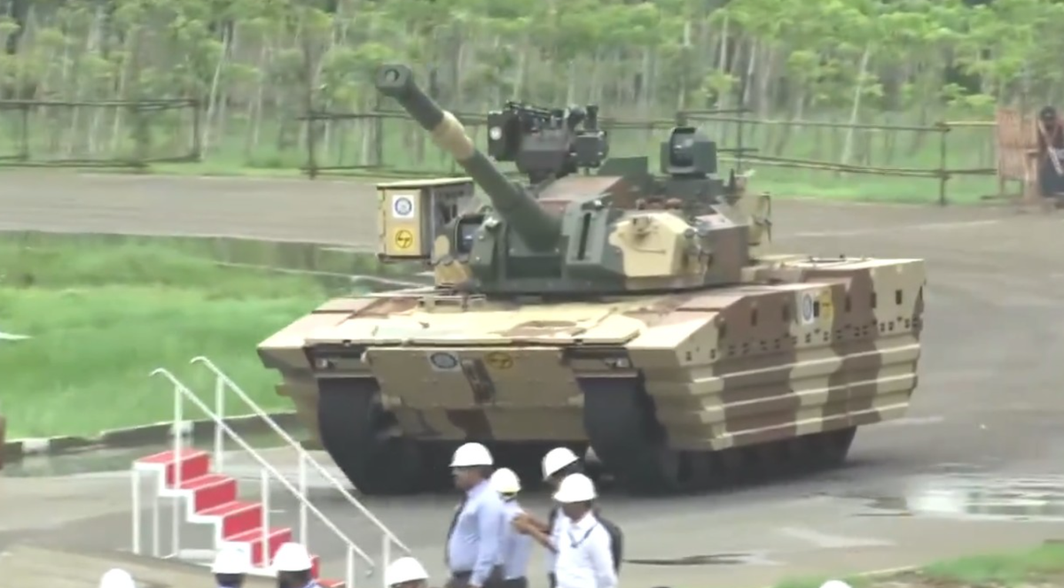 Quân đội Ấn Độ đã đặt hàng ban đầu 59 xe tăng Zorawar, với kế hoạch dài hạn có thể mua tới 300 xe. Việc đưa vào biên chế chính thức dự kiến diễn ra vào năm 2027, với mục tiêu thành lập bảy trung đoàn xe tăng hạng nhẹ, mỗi trung đoàn được trang bị 45 xe. DRDO mô tả Zorawar là một bước tiến quan trọng trong nỗ lực của Ấn Độ, nhằm chế tạo xe tăng hạng nhẹ nội địa, tích hợp các linh kiện và công nghệ tiên tiến từ nhiều nguồn quốc tế. Ảnh: @ Drishti IAS.