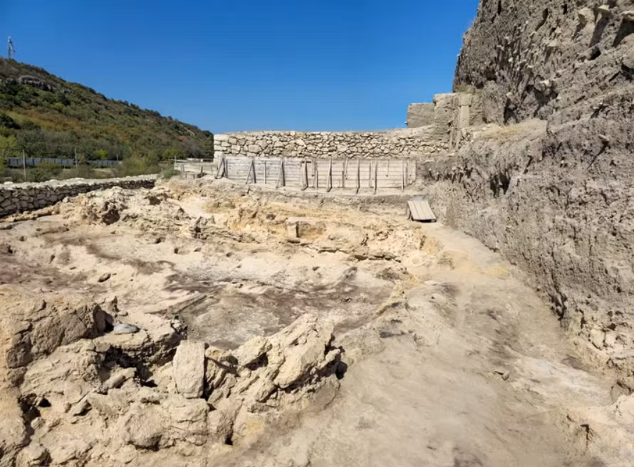 Đầu tiên là tàn tích của những tòa nhà cổ bị phá hủy một phần, chúng có nền đá và tường gạch phơi nắng, và dường như rất sang trọng với nội thất trát vữa màu sáng. Ảnh: @Bảo Tàng Quốc gia Bulgaria.