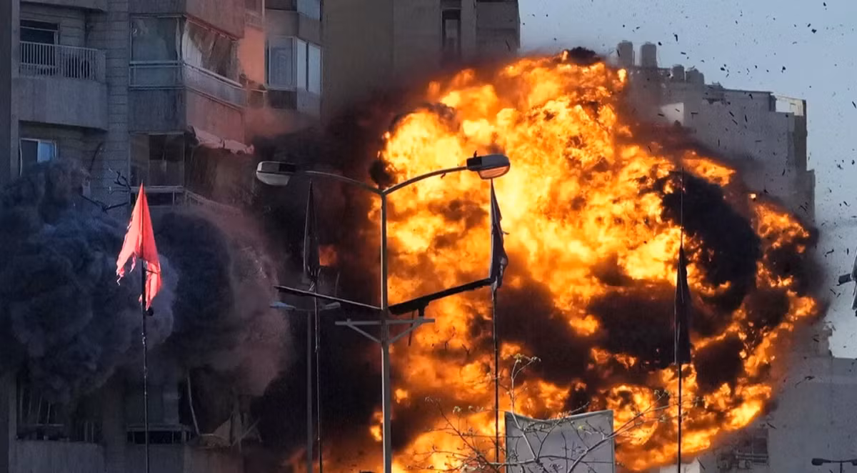 Bộ Quốc phòng Israel cho biết trong một tuyên bố: “Một số vũ khí được sử dụng trong cuộc tấn công phủ đầu vào các địa điểm hạt nhân và tên lửa đạn đạo của Iran hôm 13/6, đã được Israel phát triển trước trong nhiều thập kỷ để dành cho mục đích này". Ảnh: @ ABS-CBN.