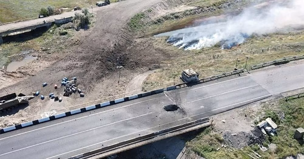 Hình ảnh do người dân ghi lại cho thấy, cây cầu bắc qua tuyến đường đã bị hư hại rõ rệt sau loạt tấn công. Lực lượng địa phương ước tính ít nhất ba UAV Geranium-2 đã lao nổ tự sát, tạo nên những tiếng nổ mạnh liên tiếp và khiến giao thông khu vực bị gián đoạn.