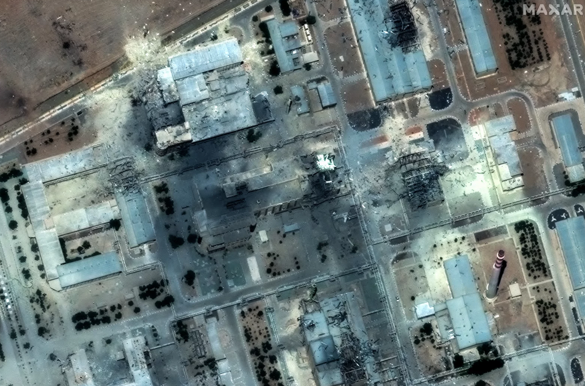 Khi được hỏi tại cuộc họp báo liệu khả năng hạt nhân của Iran có còn nữa không, Tướng Không quân Dan "Razin" Caine cho biết: "Tôi nghĩ đánh giá thiệt hại trong trận chiến vẫn đang chờ xử lý, và sẽ còn quá sớm để tôi bình luận về những gì có thể vẫn còn hoặc không còn nữa". Ảnh: @Maxar Technologies.