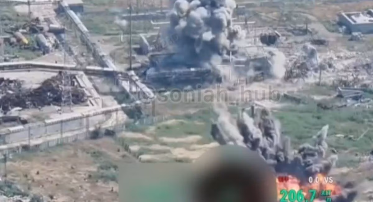 Theo tờ Defense Express đăng tải thông tin cho biết một máy bay chiến đấu Su-27 của Không quân Ukraine, đã thực hiện cuộc không kích chính xác vào lực lượng tập trung của đối phương gần thành phố Pokrovsk, vùng Donetsk. Mục tiêu bị tấn công được cho là đang chuẩn bị cho một chiến dịch tiến công lớn. Đòn đánh này nhằm phá vỡ kế hoạch của Nga và làm suy yếu đáng kể khả năng tấn công trong khu vực.