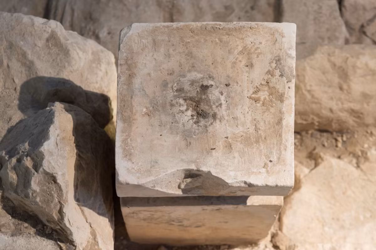 Còn trên bàn thờ lớn hơn chứa một tập hợp các triterpene như axit boswellic và norursatriene, có nguồn gốc từ nhũ hương. Các nhà nghiên cứu cho biết: "Phát hiện này cung cấp bằng chứng sớm nhất về việc sử dụng cần sa và nhũ hương ở Cận Đông cổ đại". Ảnh: @Bảo tàng Israel.