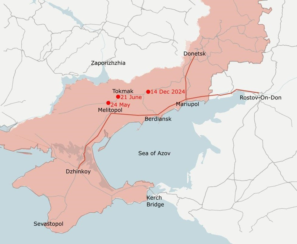 Trung tá Bohdan Krotevych, cựu tham mưu trưởng Azov, gửi thông điệp công khai tới Tổng thống Zelensky mô tả tình hình trên tuyến Pokrovsk - Kostiantynivka là “hoàn toàn hỗn loạn”. Ông cảnh báo Pokrovsk và Myrnohrad gần như bị bao vây, trong khi Kostiantynivka bị siết chặt vòng vây một phần.