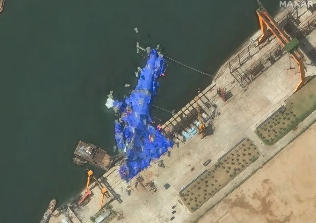 Triều Tiên có vẻ đang đạt được bước tiến triển nhất định trong việc khôi phục chiếc tàu khu trục hạm 5.000 tấn thứ hai trong lớp khinh hạm Choi Hyun, sau khi chiếc tàu này đã bị lật và chìm một phần, sau một sự cố tại lễ hạ thủy diễn ra vào tháng trước. Ảnh: @2025 Maxar Technologies.