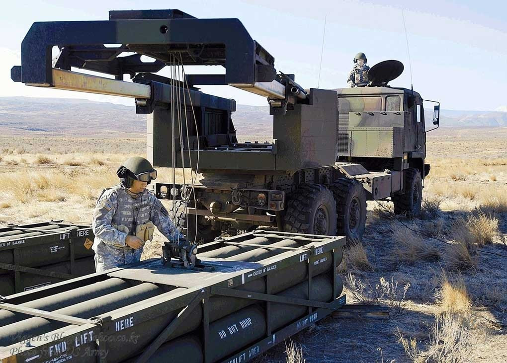 Về tầm bắn, tên lửa ATACMS có khả năng vươn tới các mục tiêu ở khoảng cách tối đa 300 km. Trong khi đó, PrSM dòng tên lửa được lên kế hoạch thay thế ATACMS sở hữu tầm bắn ấn tượng lên đến 500 km. Tên lửa dẫn đường GMLRS có tầm bắn hạn chế hơn, khoảng 70 km, nhưng phiên bản nâng cấp tầm xa đã mở rộng phạm vi tấn công lên tới 150 km.