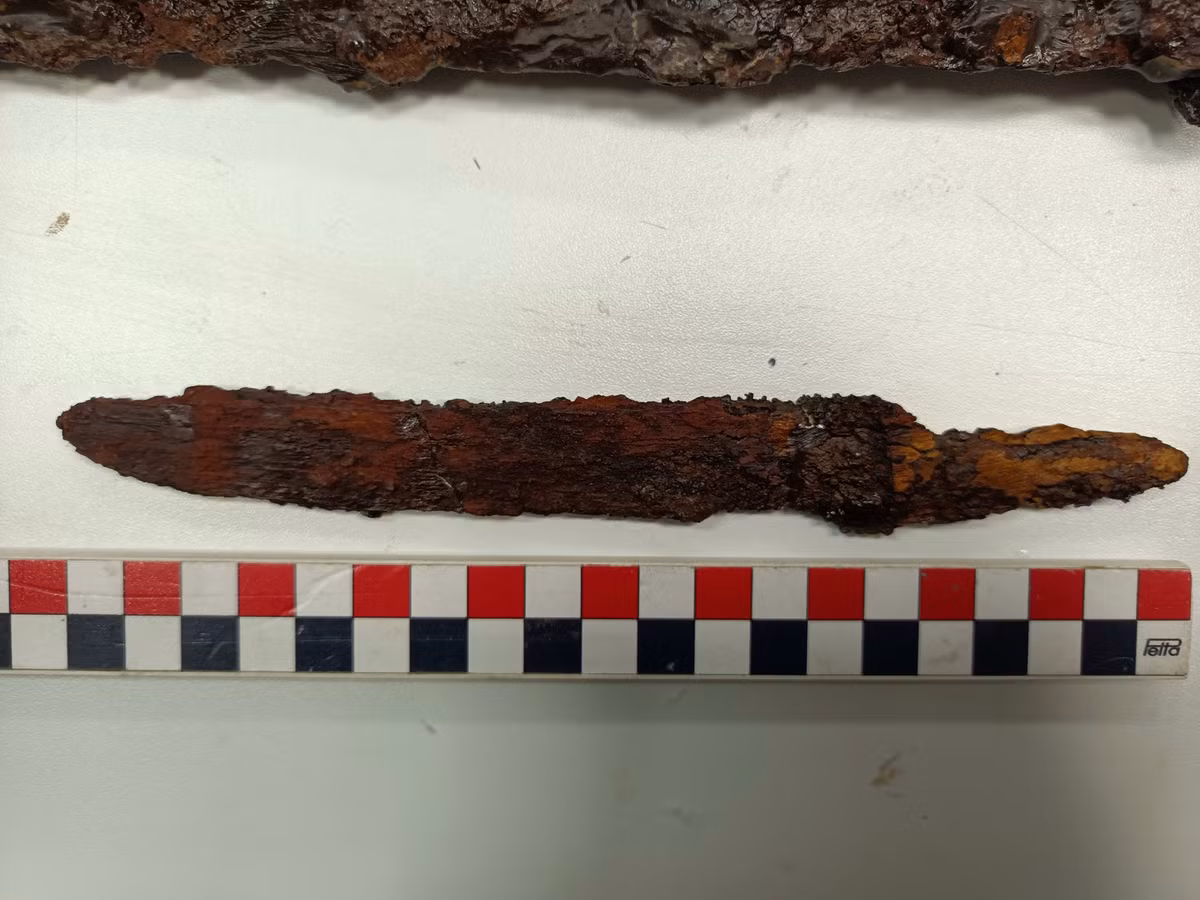 Trong mộ vị chiến binh này còn nguyên vẹn một thanh kiếm, đầu mũi tên có lẽ đã từng nằm trong bao đựng tên, con dao dài có lẽ cũng được dùng làm vũ khí, cùng phụ kiện thắt lưng bạc, dây bện mạ vàng. Ảnh: @Bảo tàng Szent István Király.