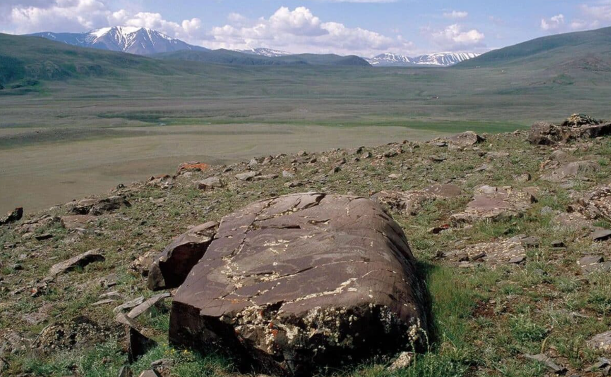 Một nghiên cứu được công bố trên Tạp chí Khảo cổ học Cambridge đã xem xét sự tiến hóa của các bản khắc đá hình nai sừng tấm ở phía tây Mông Cổ, trải dài trong khoảng thời gian 12.000 năm. Ảnh: @Tạp chí Khảo cổ học Cambridge.