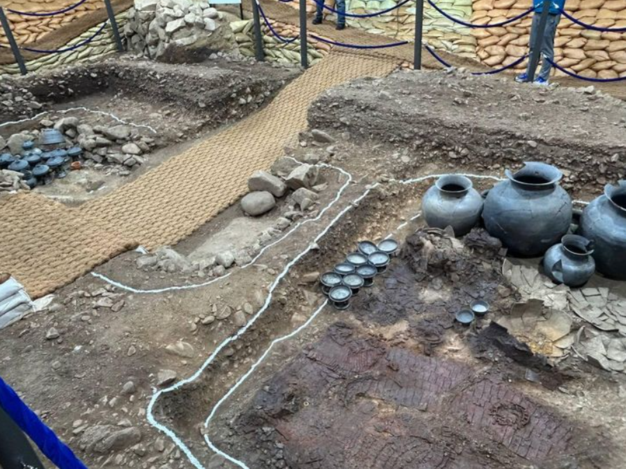 Một phát hiện khảo cổ học quan trọng tại một ngôi mộ thời Vương quốc Silla ở Hàn Quốc đã hé lộ những hiện vật quý hiếm được chôn cất cùng một chiến binh cấp cao, mang đến cái nhìn chi tiết về quyền lực và địa vị của tầng lớp thượng lưu cách đây hơn 1.500 năm trước. Ảnh: @Viện Nghiên cứu Di sản Văn hóa Silla.