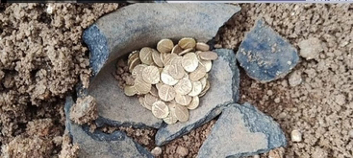 Các công nhân đã tìm thấy những đồng tiền này khi đang đào một con hào bên trong khu vực linh thiêng nhất của ngôi đền, có niên đại từ thời kỳ Hậu Chola. Phát hiện này diễn ra trong một dự án trùng tu trị giá 281.000 đô la do Sở Quản lý Tài sản Tôn giáo và Từ thiện Hindu (HR&amp;CE) quản lý. Ảnh: @Sở Quản lý Tài sản Tôn giáo và Từ thiện Hindu.