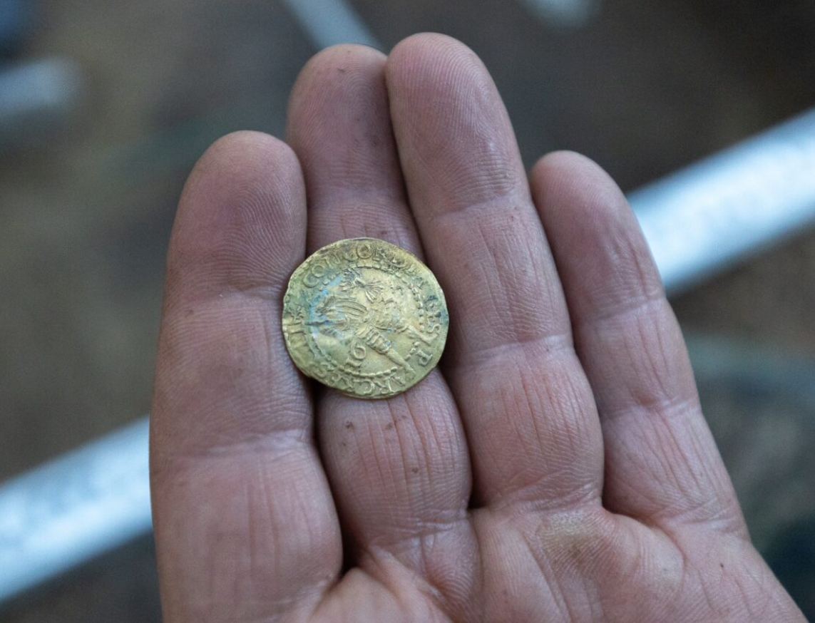 Nhìn chung, kho báu này có niên đại từ thế kỷ 17 Sau Công Nguyên. Ảnh: @Wielki Las.