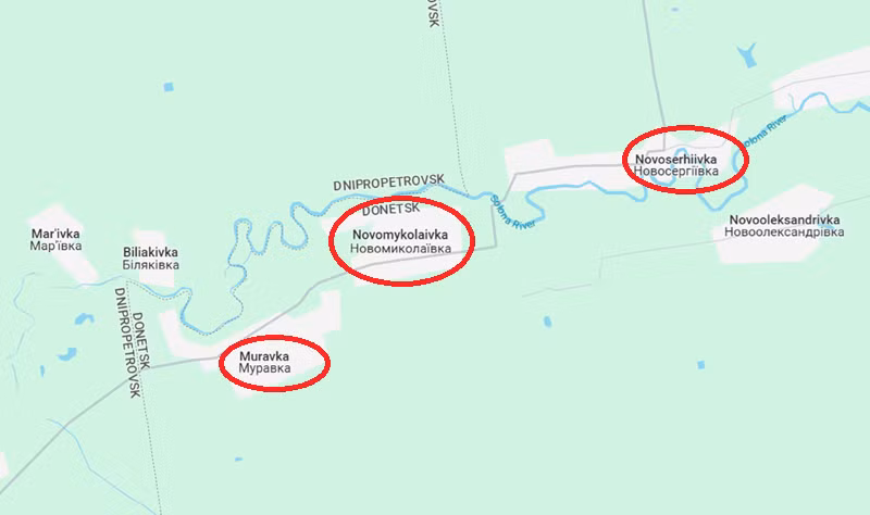Sau thất bại, quân Ukraine buộc phải dồn quân về tập kết tại Novomykolaivka và Muravka. Nhưng trớ trêu thay, địa hình tại hai khu vực này lại vô tình trở thành “trợ thủ đắc lực” cho phía Nga — phía nam các ngôi làng là những cánh rừng rậm rạp, rộng từ 30 đến 50 mét, nơi bộ binh Nga ẩn nấp và triển khai chiến thuật du kích, khiến Ukraine gần như không thể phòng bị hiệu quả. Ảnh: Google Maps