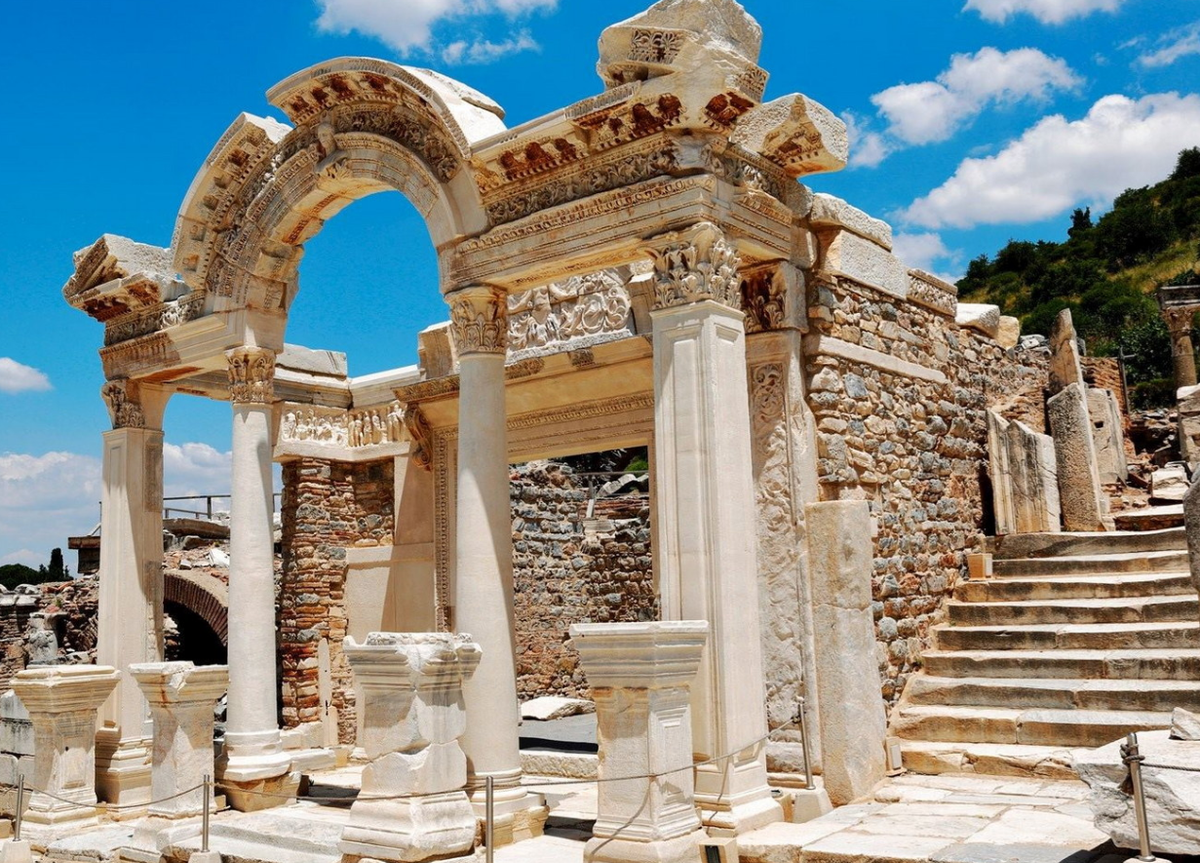 Mới đây, khi tiến hành khai quật tại thành phố cổ Ephesus này, các chuyên gia đến từ Bộ Văn hóa và Du lịch Thổ Nhĩ Kỳ bất ngờ tìm thấy một chiếc lư hương bằng đất nung quý hiếm. Ảnh: @Bộ Văn hóa và Du lịch Thổ Nhĩ Kỳ.