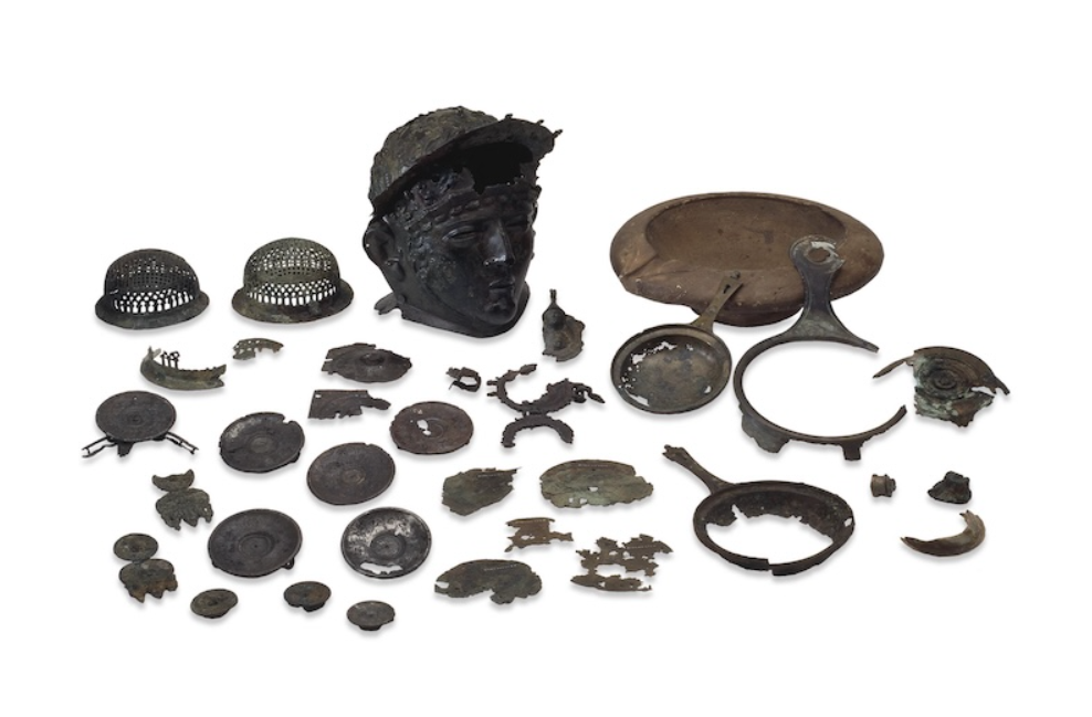 Món đồ độc đáo, ấn tượng nhất trong đó là một chiếc mũ sắt bằng đồng có mặt nạ, có niên đại từ thời kỳ đầu Đế chế La Mã, tương đương cách đây 1.900 năm trước. Ảnh: @Hội đồng quản trị Bảo tàng Anh.