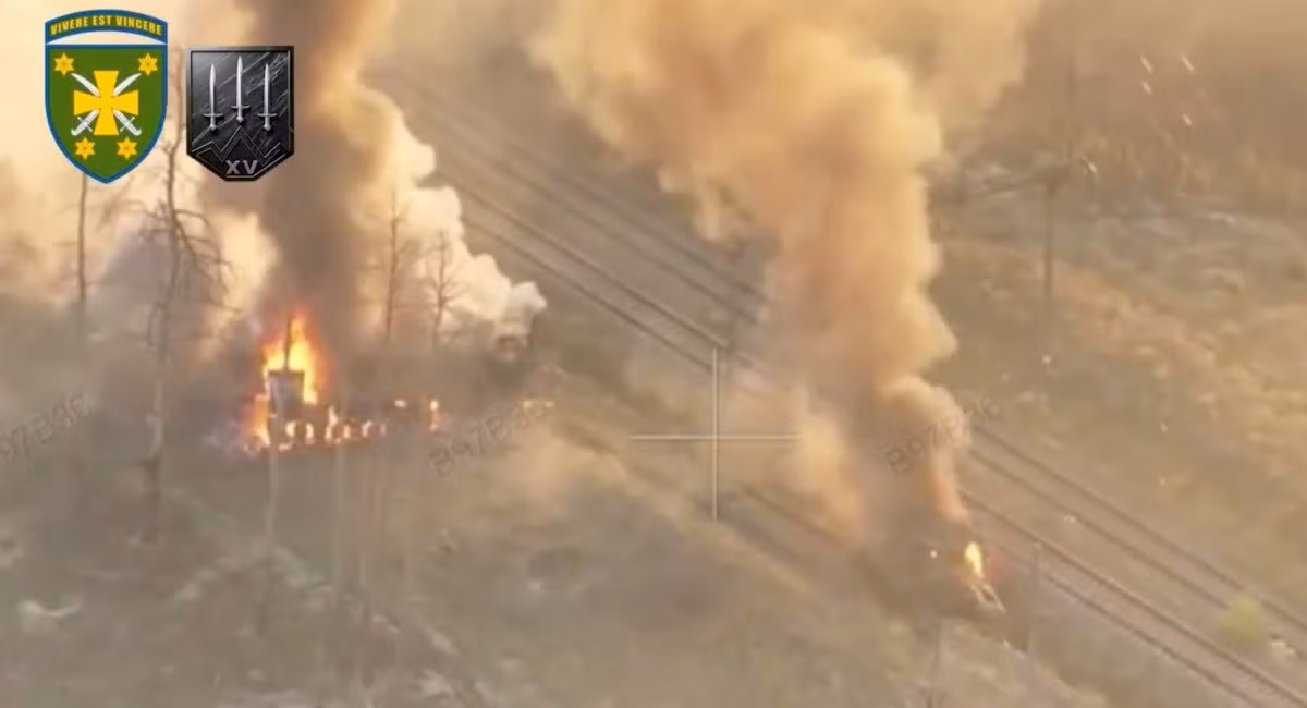 Kết quả là chiếc xe, kíp lái và toàn bộ trang bị đã bị tiêu diệt. Hình ảnh từ hiện trường cho thấy đoàn xe Nga gần như bị xóa sổ chỉ sau một đòn đánh, minh chứng cho hiệu quả phối hợp giữa các loại UAV Ukraine.