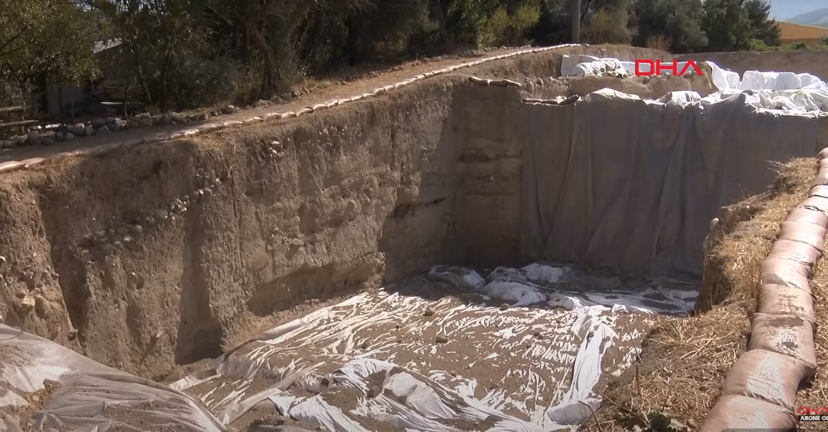 Trong quá trình khai quật khảo cổ tại Đồi Ulucak ở quận Kemalpaşa của Izmir, Thổ Nhĩ Kỳ, các chuyên gia đến từ trường Đại học Trakya bất ngờ tìm thấy một vật thể lạ. Ảnh: @Demirören Haber Ajansı.