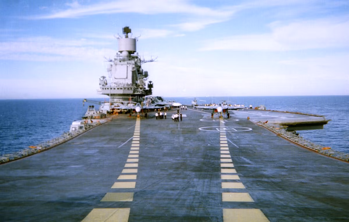 Mặc dù Hải quân Nga gặp khó khăn trong việc vận hành tàu sân bay, nhưng Bộ Quốc phòng Nga vẫn nhận thấy nhu cầu về những con tàu như vậy, với văn bản "Nguyên tắc cơ bản của chính sách nhà nước trong lĩnh vực hoạt động hải quân cho đến năm 2030" quy định rằng, Hạm đội Phương Bắc và Hạm đội Thái Bình Dương mỗi hạm đội phải có một tàu sân bay. Ảnh: @ National Security Journal.