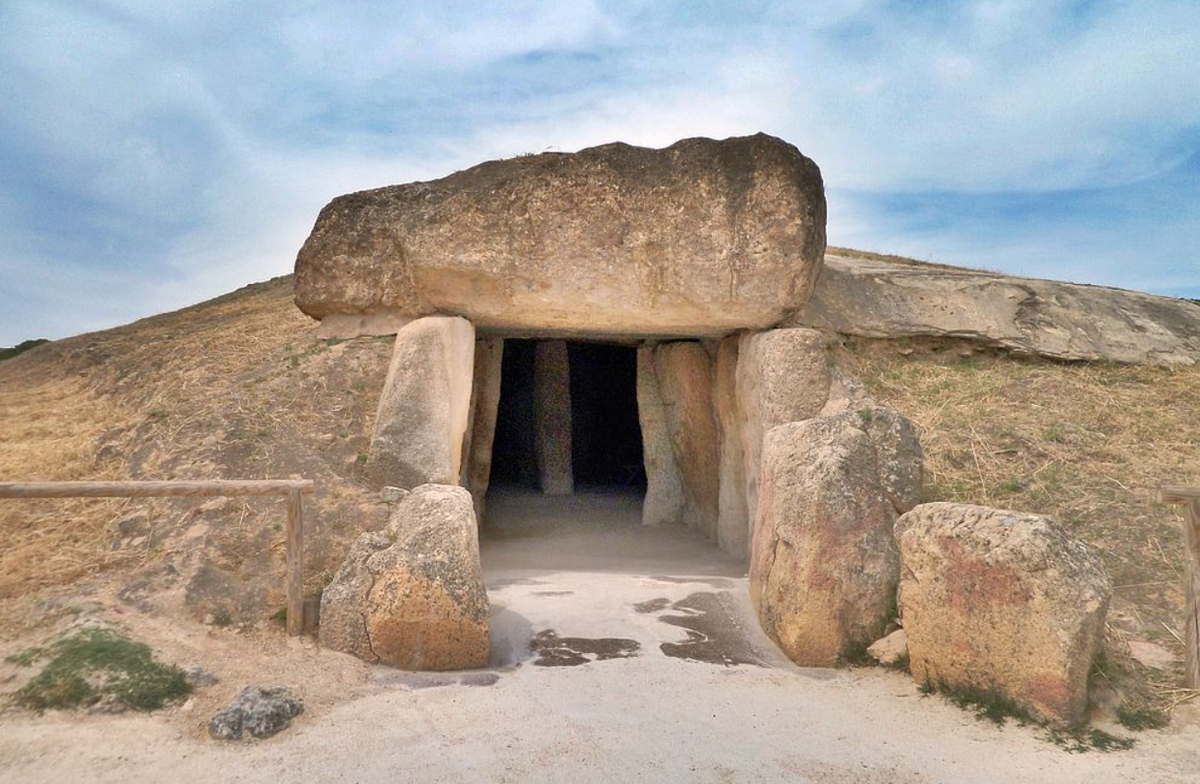 Nó dài khoảng 13 mét và có bố cục bên trong phức tạp với nhiều hầm chứa hài cốt và nhiều đồ tùy táng quý giá. Ảnh: @Đại học Cádiz.