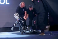 Robot AI đầu tiên của Nga ngã sấp mặt trên sân khấu