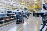 Robot hình người Trung Quốc vỡ mộng khi bước vào nhà máy