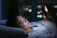 Dùng điện thoại trước khi ngủ có hại?