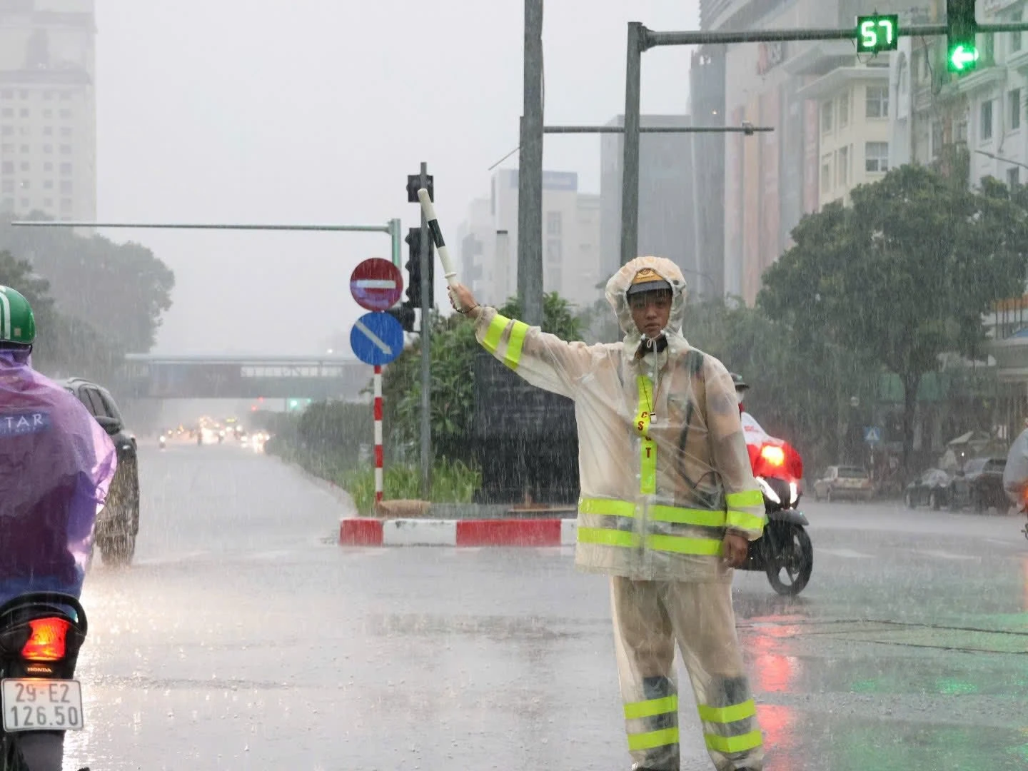 CSGT đội mưa, ngâm mình hỗ trợ giao thông ngày ngập lụt