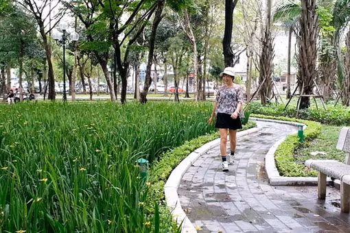 [VIDEO] Không khí Hà Nội trong lành, người dân đổ ra công viên từ sáng sớm