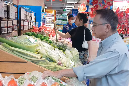 [VIDEO] Chi phí tăng vọt, gia đình TP HCM kiệt quệ dù thắt lưng buộc bụng
