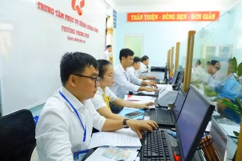 [VIDEO] Công chức Hà Nội, Hải Phòng ngộp thở vì điểm danh qua nhiều cổng
