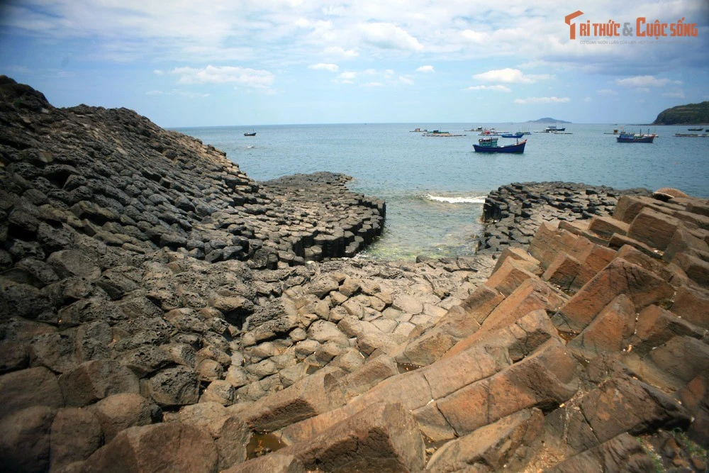 View - Gành Đá Đĩa Đắk Lắk lộ diện vẻ đẹp kỳ bí khó tin | Báo Tri thức và Cuộc sống - TIN TỨC PHỔ BIẾN KIẾN THỨC 24H