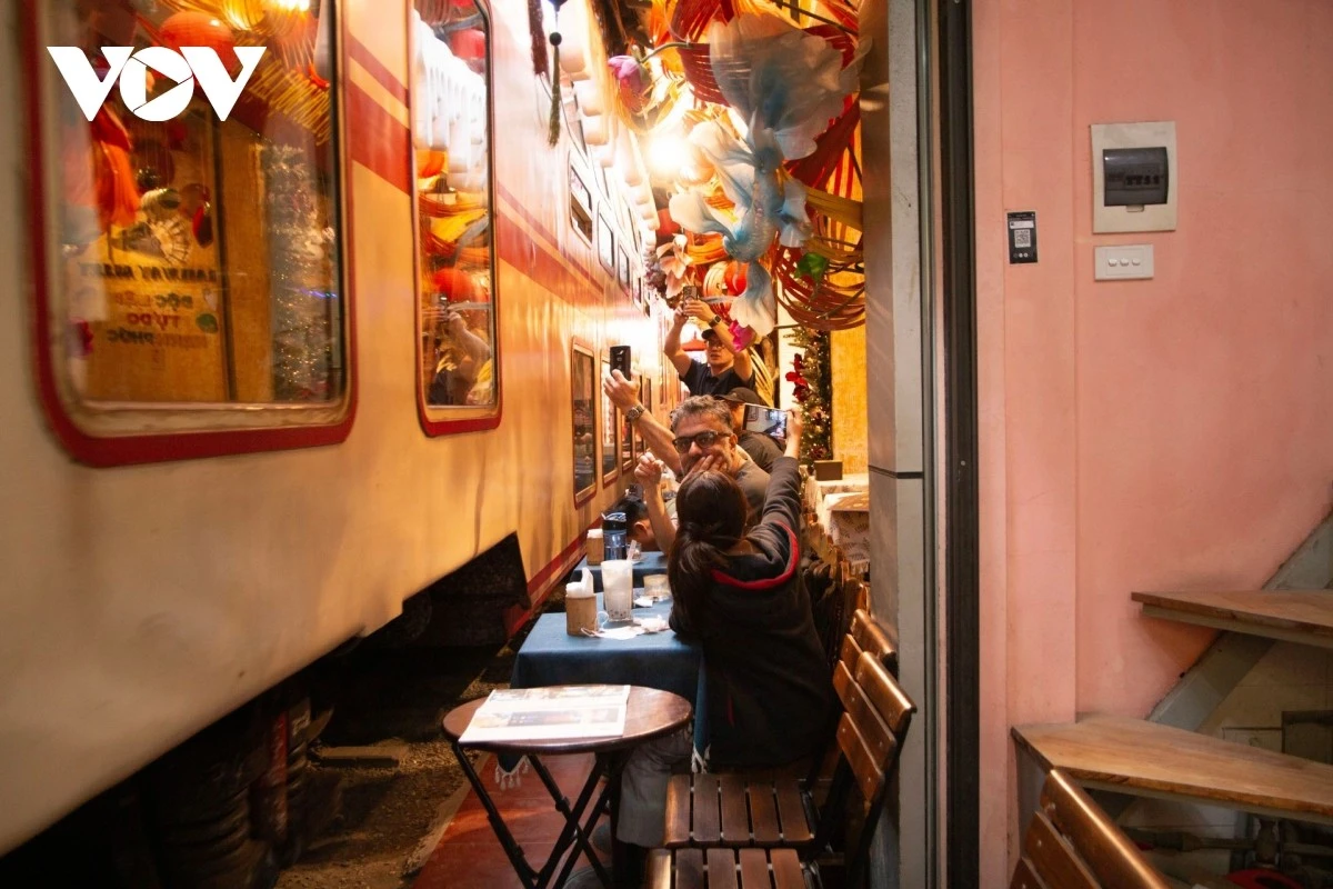 Phố "cà phê đường tàu" Hà Nội vẫn tấp nập sau lệnh giải tỏa 