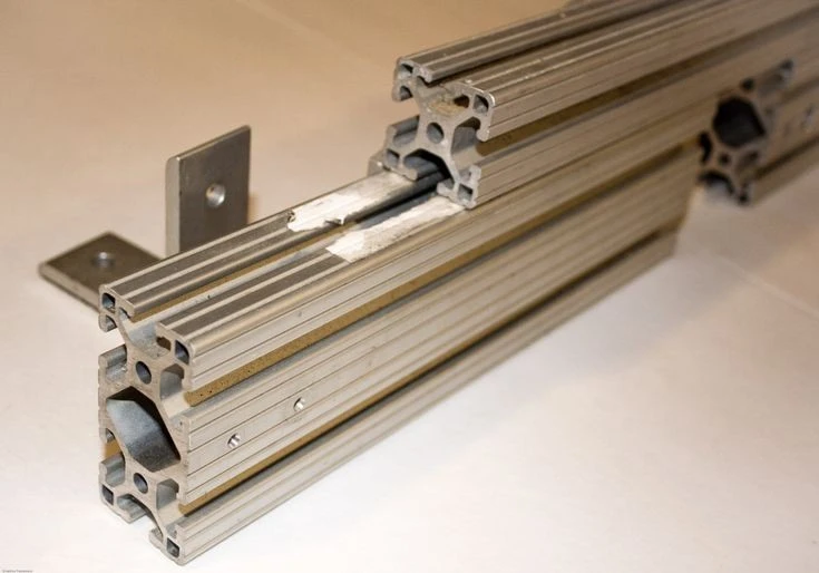 Cận cảnh kim loại từng quý hơn vàng, cháy với ngọn lửa khủng khiếp 