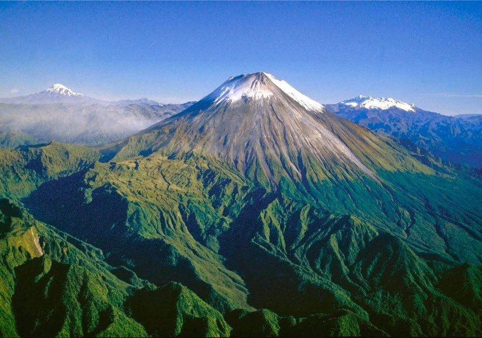 Chiêm ngưỡng kỳ quan rừng Andes nơi ba núi lửa khổng lồ cùng tồn tại