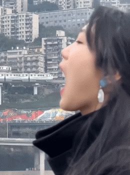 Trào lưu này gợi nhớ đến trò chơi “rắn săn mồi” quen thuộc và có phần tương đồng với kiểu tạo dáng “đỡ tháp nghiêng Pisa”, đều dựa trên hiệu ứng thị giác độc đáo. Ảnh CNS