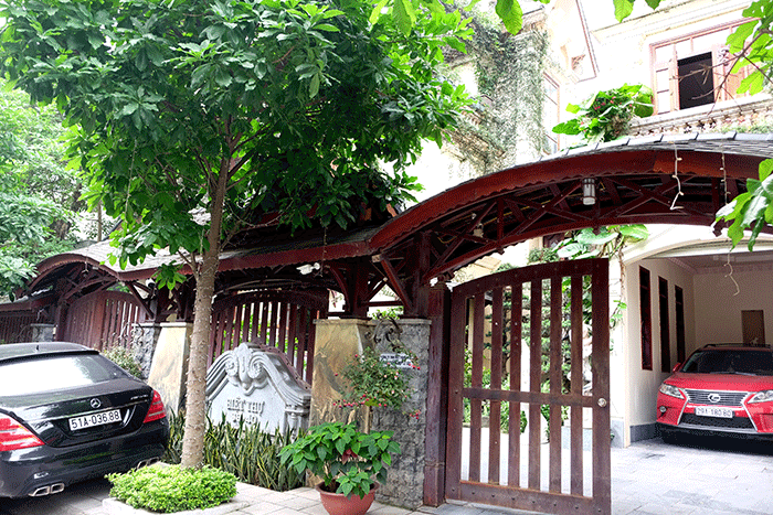 Mật độ cây xanh quá dày khiến cho việc quan sát cùng một lúc 2 căn biệt thự gặp rất nhiều khó khăn.