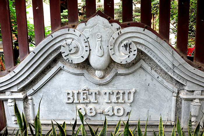 Sự gắn bó keo sơn giữa 2 căn biệt thự ở Linh Đàm thể hiện ngay cả tấm biển ghi số nhà.