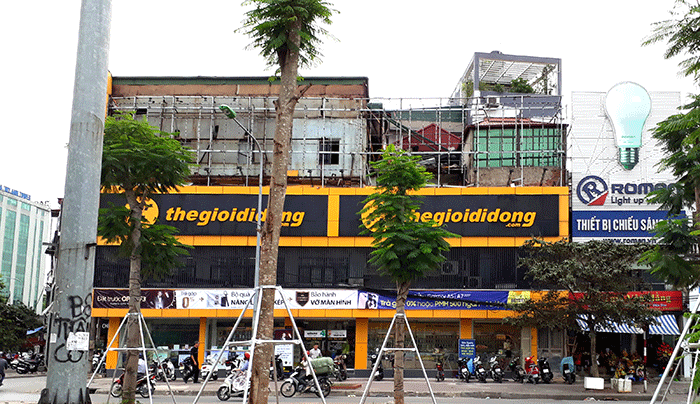 Biển quảng cáo tại 468 – 470 – 472 Xã Đàn (Đống Đa, Hà Nội) là một trong số ít ỏi những cửa hàng của Thế Giới Di Động có động thái tháo dỡ, thu hẹp diện tích bảng quảng cáo quá khổ.