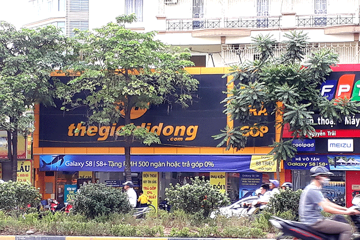 Theo Điều 34 Luật quảng cáo 2012 về biển hiệu của tổ chức, cá nhân hoạt động sản xuất, kinh doanh, kích thước biển hiệu cao không quá 2 mét, dài không vượt quá chiều ngang mặt tiền nhà. Tuy nhiên, rất nhiều cửa hàng tại Hà Nội đang vi phạm điều này. Trong đó, Thế Giới Di Động là cái tên "nổi" nhất. Ảnh: biển quảng cáo của Thế giới di động tại 378 Nguyễn Trãi, quận Thanh Xuân.