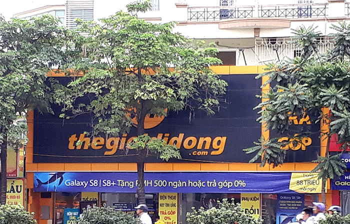 Thế nhưng, trong số 151 cửa hàng đó thì theo thống kê từ phòng Quản lý văn hóa (Sở VH&TT Hà Nội), tính đến ngày 25/4/2017, có đến 145 cửa hàng của Thế Giới Di Động vi phạm nghiêm trọng về kích cỡ bảng quảng cáo mặt tiền. Ảnh: Biển quảng cáo trái luật về kích cỡ của Thế Giới Di Động tại 378 Nguyễn Trãi, quận Thanh Xuân.