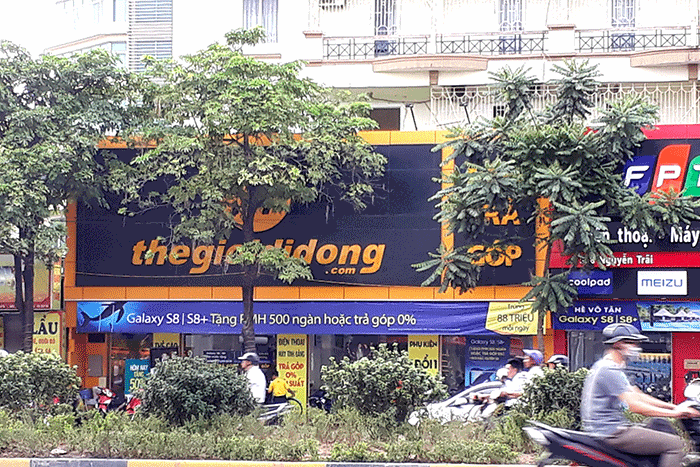 Tại siêu thị Thế Giới Di Động trên đường Nguyễn Trãi (Thanh Xuân, Hà Nội), cũng đã có sản phẩm Bphone 2 để khách hàng trải nghiệm. Tuy nhiên, không khí tại siêu thị này cũng không khác gì so với những ngày thường.