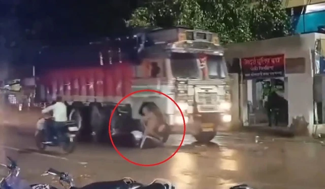 Say rượu ra ngồi giữa đường, người đàn ông bị xe tải đâm