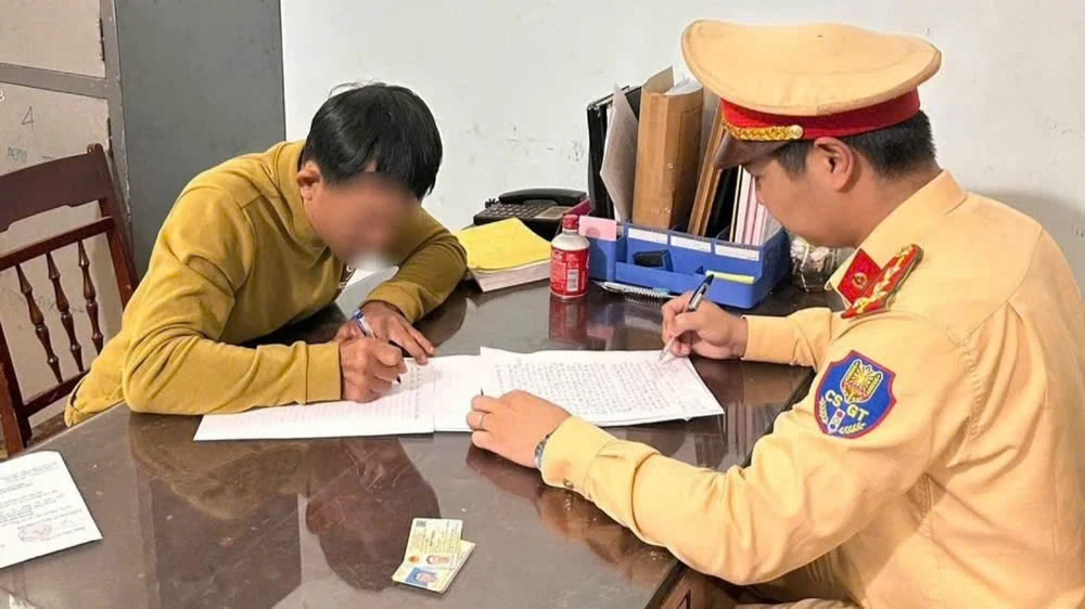 Chặn đầu xe khách trên quốc lộ, xe con bị lập biên bản 