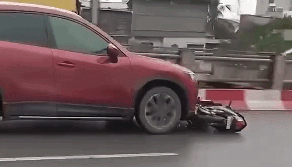 Tài xế Mazda gây tai nạn rồi bỏ chạy, kéo lê xe máy